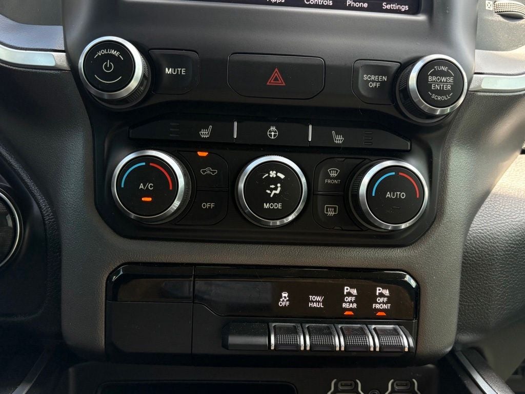 2020 RAM 1500 Big Horn Crew Cab 4x4 5'7' Box